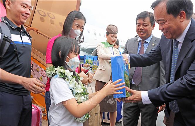 Chủ tịch UBND tỉnh Cà Mau Huỳnh Quốc Việt tặng quà cho những vị khách trên chuyến bay thương mại đầu tiên kết nối Hà Nội - Cà Mau. Ảnh: Huỳnh Anh - TTXVN