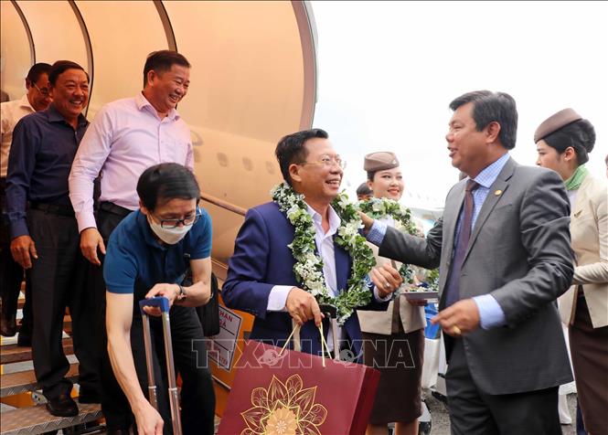 Bí thư Tỉnh ủy, Chủ tịch HĐND tỉnh Cà Mau Nguyễn Tiến Hải tặng hoa cho vị khách đầu tiên của chuyến bay Hà Nội – Cà Mau. Ảnh: Huỳnh Anh - TTXVN