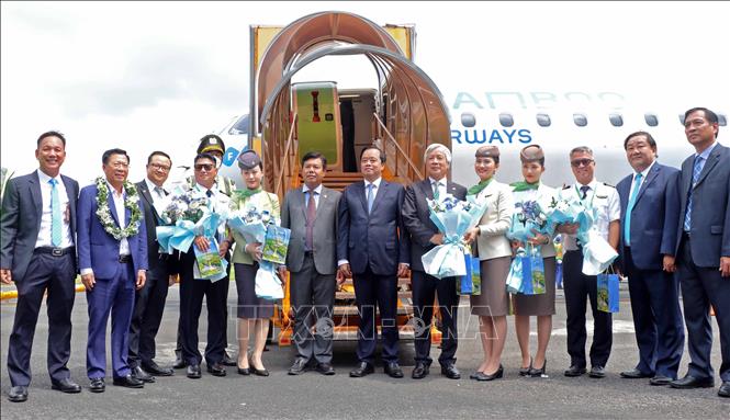 Lãnh đạo tỉnh Cà Mau cùng đoàn chụp ảnh lưu niệm với lãnh đạo Hãng Hàng không Bamboo Airways nhân sự kiện chuyến bay đầu tiên Hà Nội – Cà Mau. Ảnh: Huỳnh Anh - TTXVN