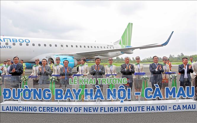 Nghi thức cắt băng khai trương chuyến bay thương mại đầu tiên tuyến Hà Nội – Cà Mau. Ảnh: Huỳnh Anh - TTXVN