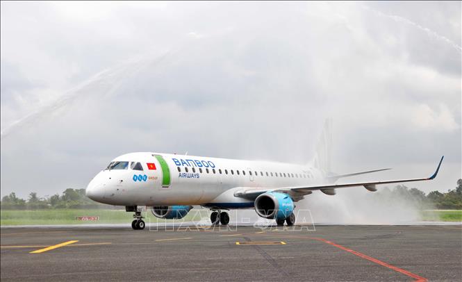 Để khai thác đường bay thẳng này, Bamboo Airways sử dụng dòng máy bay phản lực khu vực Embraer 190 với khả năng vận chuyển tối đa 98 hành khách. Ảnh: Huỳnh Anh - TTXVN