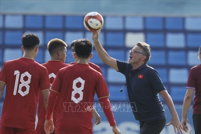 Sau phần khởi động kéo dài 15 phút để giúp các cầu thủ bắt nhịp được với thời tiết cũng như có được trạng thái hưng phấn, HLV người Pháp trực tiếp bước vào chỉ đạo các cầu thủ. Ảnh: Minh Quyết - TTXVN