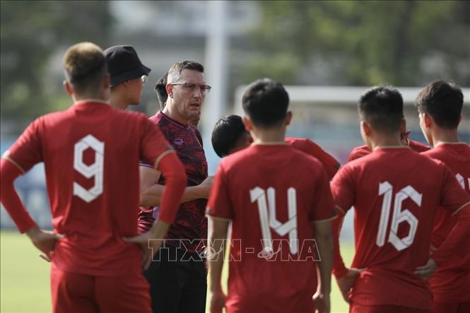 Trợ lý HLV trưởng Troussier trao đổi với các cầu thủ trước buổi tập. Ảnh: Minh Quyết - TTXVN