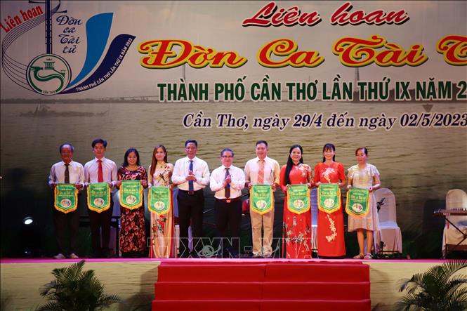 Ban tổ chức tặng cờ lưu niệm cho các đơn vị tham dự Liên hoan. Ảnh: Trung Kiên - TTXVN