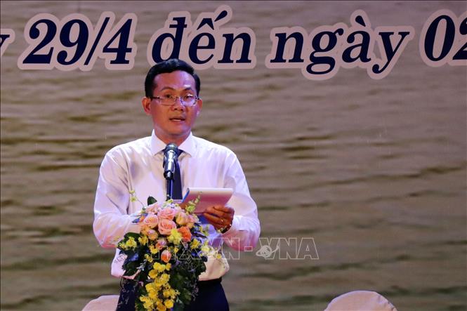Giám đốc Sở Văn hóa, Thể thao và Du lịch thành phố Cần Thơ Nguyễn Minh Tuấn phát biểu khai mạc Liên hoan Đờn ca tài tử thành phố Cần Thơ năm 2023. Ảnh: Trung Kiên - TTXVN