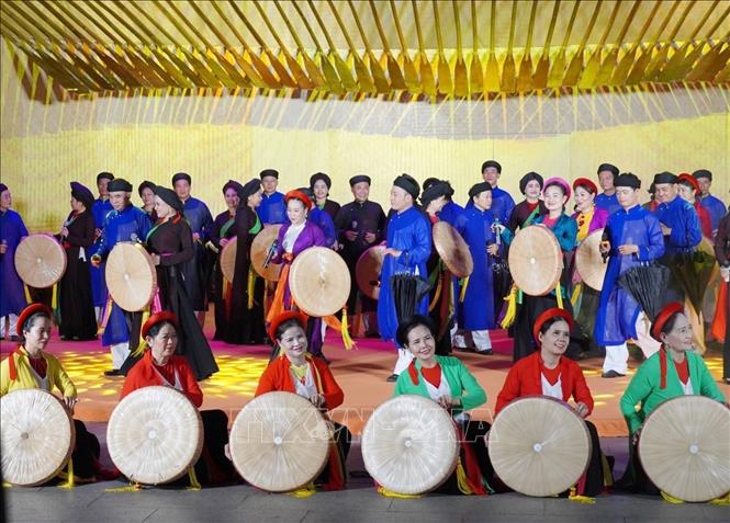 Quan họ Bắc Ninh là một trong những màn trình diễn đại diện cho không gian diễn xướng miền Bắc tại Liên hoan. Ảnh: Thu Hương - TTXVN