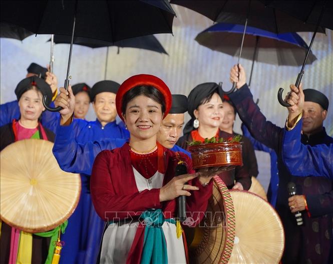 Màn têm trầu cánh phượng trong tiết mục biểu diễn dân ca Quan họ Bắc Ninh đặc sắc. Ảnh: Thu Hương - TTXVN