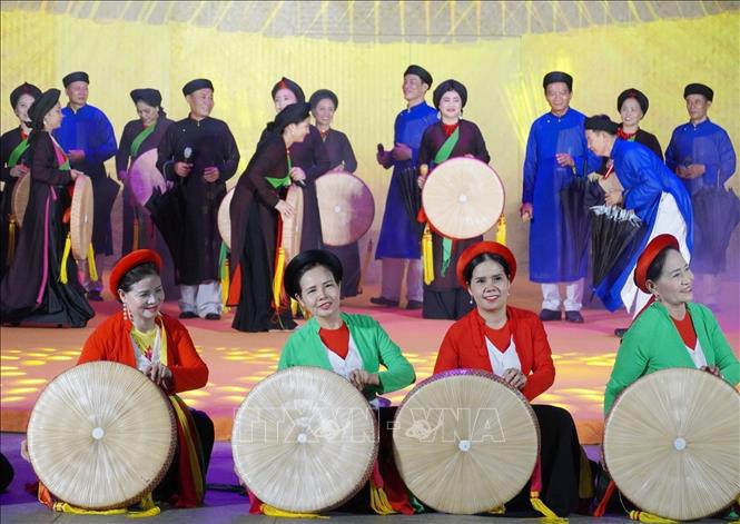 Tiết mục hát đối đáp nam, nữ là nét đặc trưng của thể loại Quan họ Bắc Ninh. Ảnh: Thu Hương - TTXVN