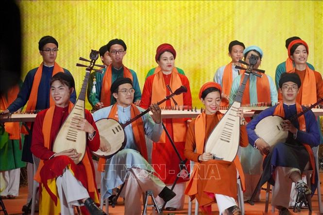 Màn trình diễn nhạc cụ dân tộc đến từ Đoàn nhạc cụ dân tộc Hồn Việt Thành phố Hồ Chí Minh. Ảnh: Thu Hương - TTXVN