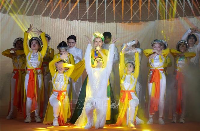 Tiết mục múa nghệ thuật mở màn Liên hoan. Ảnh: Thu Hương - TTXVN