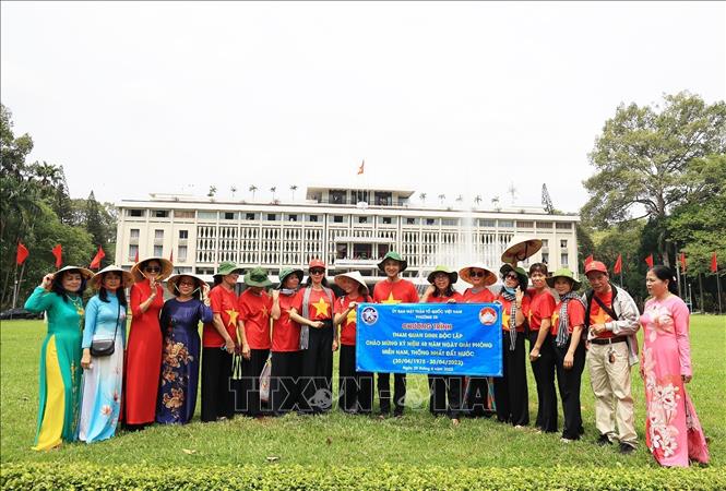 Trong ảnh: Đoàn khách tham quan Dinh Độc Lập theo chương trình về nguồn ngày 30/4/2023. Ảnh: Hồng Đạt - TTXVN
