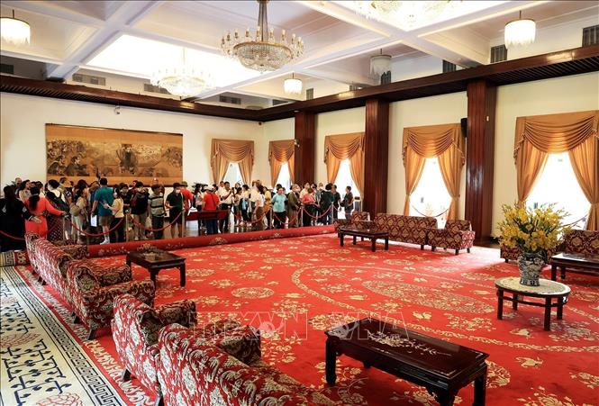 Trong ảnh: Khách tham quan phòng Khánh tiết trong Dinh Độc Lập.
Ảnh: Hồng Đạt - TTXVN
