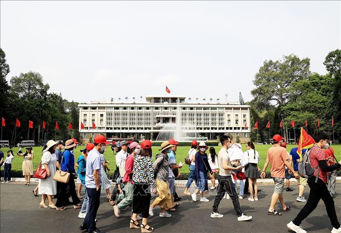 Trong ảnh: Đông đảo khách du lịch và người dân đến tham quan Di tích lịch sử cấp quốc gia đặc biệt Dinh Độc Lập trong ngày 30/4/2023. Ảnh: Hồng Đạt - TTXVN
