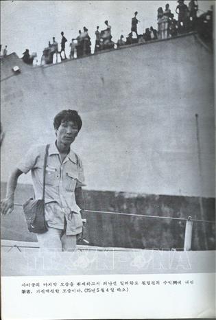 Ông Ann sau khi rời Sài Gòn được đưa lên tàu để đến căn cứ trên đảo Guam. Ảnh: Tác giả cung cấp/TTXVN phát
