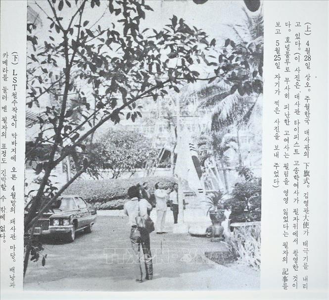 Nhà báo Ann Byong Chan đang chụp khoảnh khắc hạ cờ tại Đại sứ quán Hàn Quốc ở miền Nam Việt Nam. Ảnh: Tác giả cung cấp/TTXVN phát
