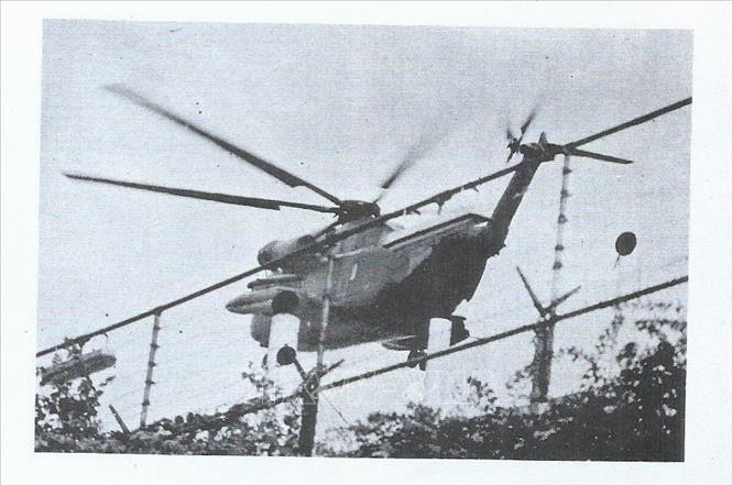 Trực thăng không lực Mỹ đưa người di tản ở Sài Gòn những ngày cuối tháng 4/1975. Ảnh: Tác giả cung cấp/TTXVN phát
