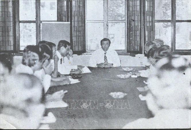 Đại sứ cuối cùng của Hàn Quốc tại miền Nam Việt Nam Kim Young Gwan chủ trì phiên họp trong Đại sứ quán những ngày cuối tháng 4/1975. Ảnh: Tác giả cung cấp/TTXVN phát
