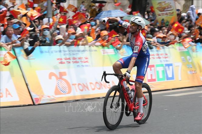 Tay đua Javier Perez (Nhựa Bình Minh Bình Dương) đã xuất sắc về nhất chặng cuối trước Hội trường Thống Nhất, Thành phố Hồ Chí Minh. Ảnh: Thanh Vũ - TTXVN