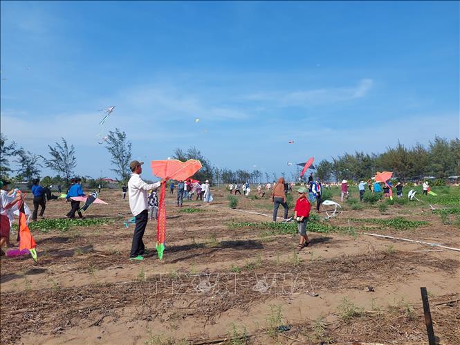 Các em nhỏ và phụ huynh hào hứng tham gia ngày hội thả diều. Ảnh: Chương Đài - TTXVN