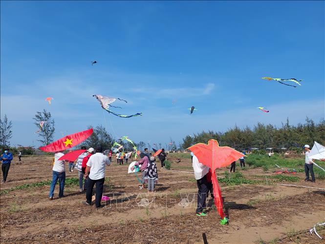 Gần 200 con diều đa dạng các kích thước, hình dáng, nhiều màu sắc tham gia Ngày hội thả diều tại bờ biển thuộc xã Thạnh Hải, huyện Thạnh Phú, tỉnh Bến Tre. Ảnh: Chương Đài - TTXVN