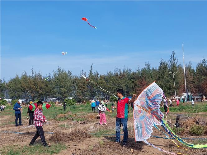 Gần 200 con diều đa dạng các kích thước, hình dáng, nhiều màu sắc tham gia Ngày hội thả diều tại bờ biển thuộc xã Thạnh Hải, huyện Thạnh Phú, tỉnh Bến Tre. Ảnh: Chương Đài - TTXVN
