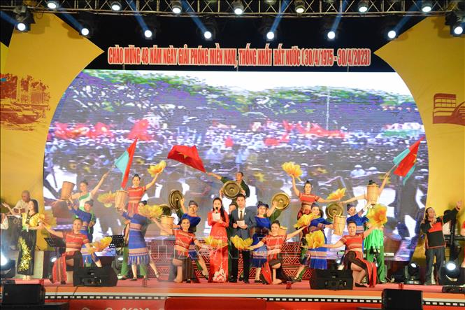 Tiết mục biểu diễn trong chương trình nghệ thuật. Ảnh: Tuấn Anh - TTXVN