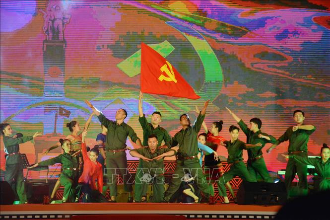 Tiết mục biểu diễn trong chương trình nghệ thuật. Ảnh: Tuấn Anh - TTXVN