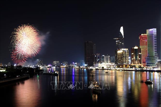 Ho Chi Minh City lets off fireworks on April 30 to cheer the 48th anniversary of Liberation of South Vietnam. VNA Photo: Thanh Vũ
