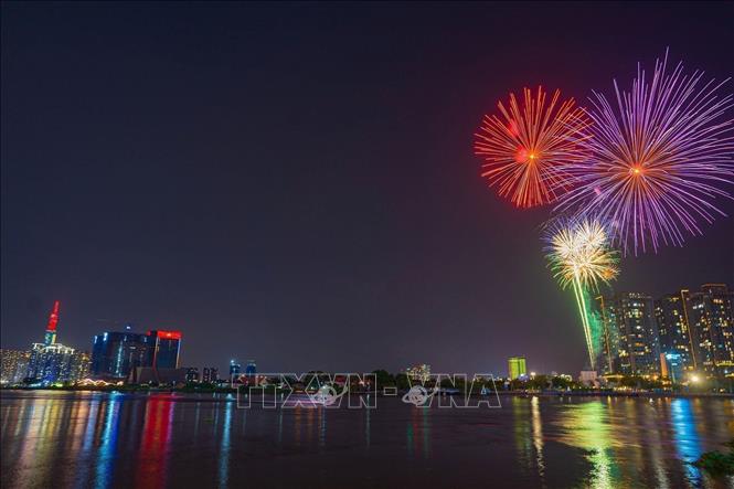 Ho Chi Minh City lets off fireworks on April 30 to cheer the 48th anniversary of Liberation of South Vietnam. VNA Photo: Thanh Vũ