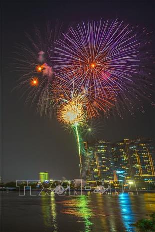 Ho Chi Minh City lets off fireworks on April 30 to cheer the 48th anniversary of Liberation of South Vietnam. VNA Photo: Thanh Vũ