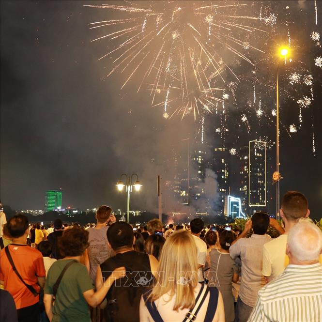 Ho Chi Minh City lets off fireworks on April 30 to cheer the 48th anniversary of Liberation of South Vietnam. VNA Photo: Thanh Vũ