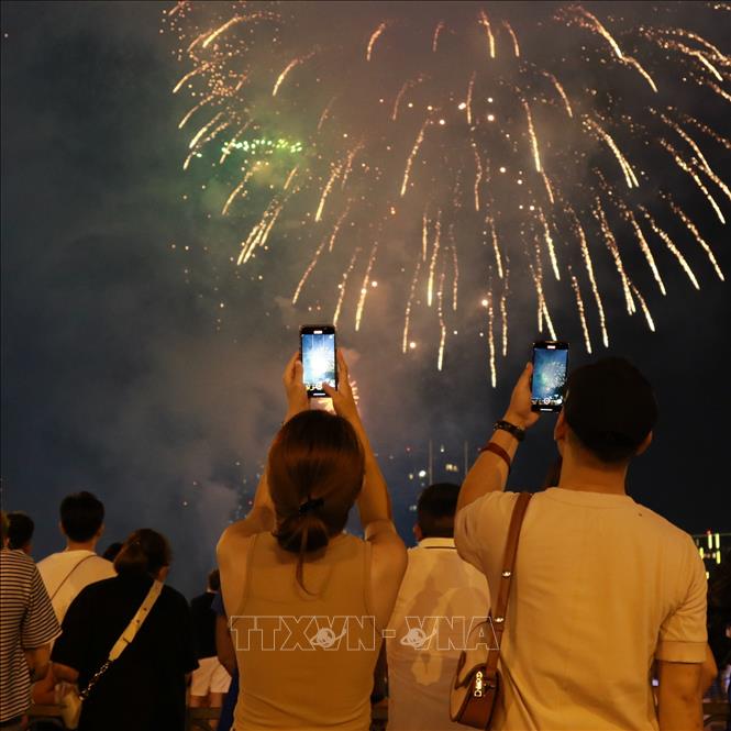 Ho Chi Minh City lets off fireworks on April 30 to cheer the 48th anniversary of Liberation of South Vietnam. VNA Photo: Thanh Vũ
