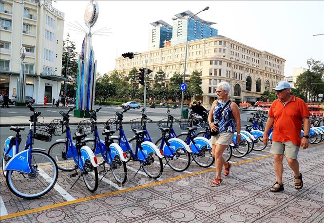 Trong ảnh: Khách trong nước và quốc tế có nhiều lựa chọn sử dụng các loại xe đạp công cộng. Ảnh: Hồng Đạt - TTXVN
