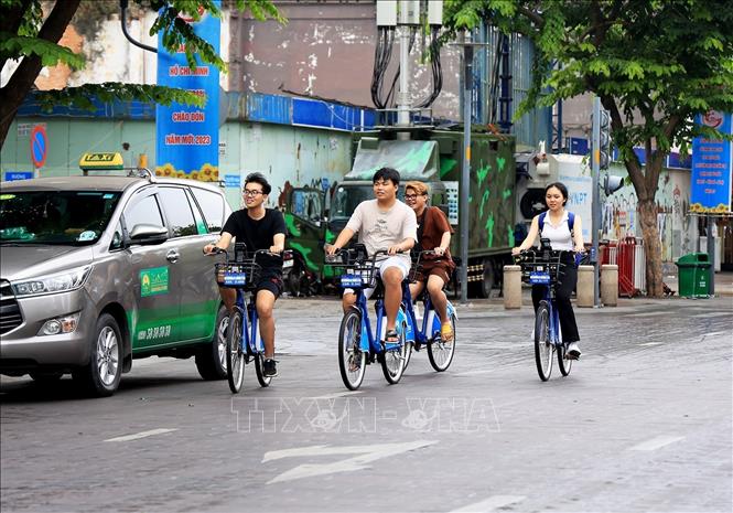 Trong ảnh: Du khách đi xe đạp công cộng trên đường Nguyễn Huệ, quận 1, Thành phố Hồ Chí Minh. Ảnh: Hồng Đạt - TTXVN
