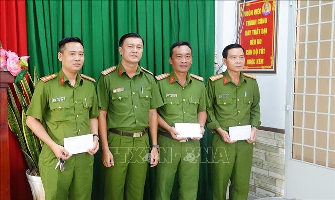 Thượng tá Đặng Văn Thinh, Phó trưởng Công an thành phố Long Xuyên (thứ 2 trái qua) 