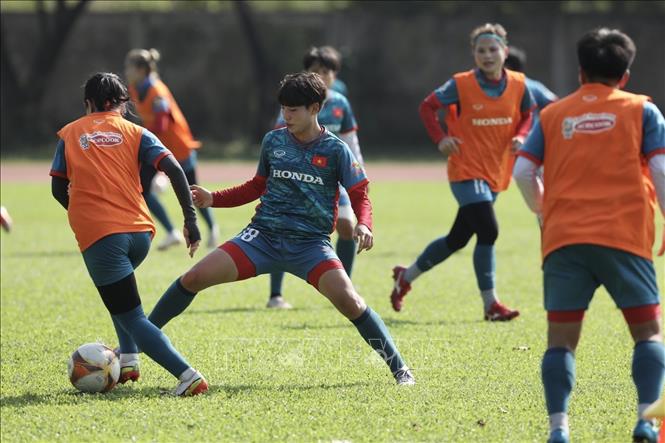 Các cầu thủ đội tuyển nữ Việt Nam tập luyện dưới cái nóng lên đến 40 độ C. Ảnh: Minh Quyết - TTXVN