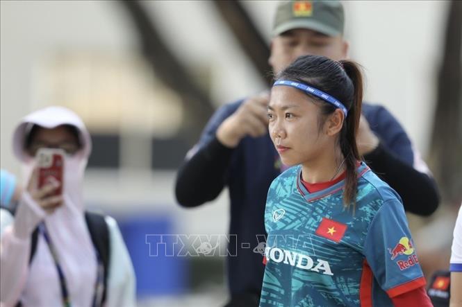 Đội trưởng Huỳnh Như có mặt cùng đồng đội trong buổi tập đầu tiên trên đất Campuchia. Ảnh: Minh Quyết - TTXVN