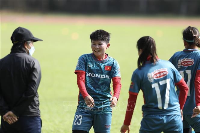 Cả đội có một tinh thần thoải mái khi tham dự buổi tập đầu tiên trên đất Campuchia. Ảnh: Minh Quyết - TTXVN