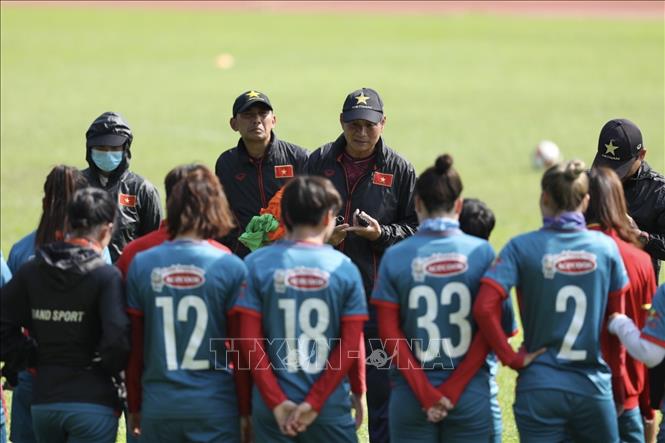 Sau phần làm nóng cơ để thích nghi với thời tiết, HLV Mai Đức Chung động viên các học trò hoàn thành khối lượng vận động để có được trạng thái tốt nhất cả về thể trạng và tinh thần. Ảnh: Minh Quyết - TTXVN