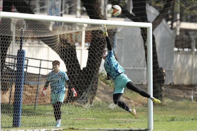 Toàn đội nỗ lực tập luyện để chuẩn bị cho trận đấu đầu tiên gặp đối thủ Malaysia vào lúc 16h ngày 3/5. Ảnh: Minh Quyết - TTXVN