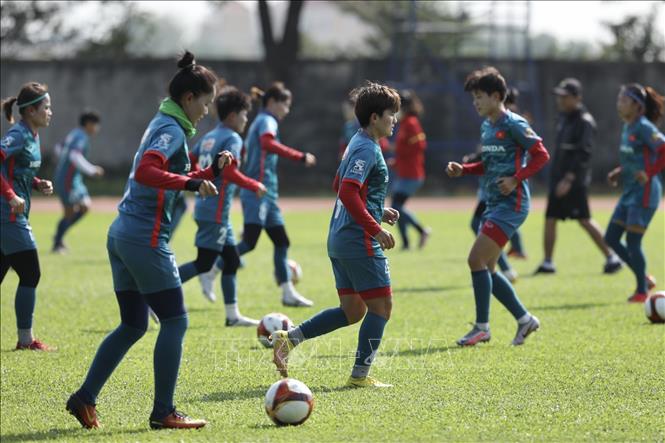Các cầu thủ khởi động trước buổi tập. Ảnh: Minh Quyết - TTXVN