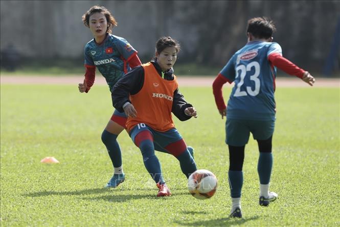 Các cầu thủ đội tuyển nữ Việt Nam tập luyện dưới cái nóng lên đến 40 độ C. Ảnh: Minh Quyết - TTXVN