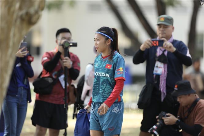 Đội trưởng Huỳnh Như có mặt cùng đồng đội trong buổi tập đầu tiên trên đất Campuchia. Ảnh: Minh Quyết - TTXVN