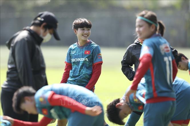 Cả đội có một tinh thần thoải mái khi tham dự buổi tập đầu tiên trên đất Campuchia. Ảnh: Minh Quyết - TTXVN