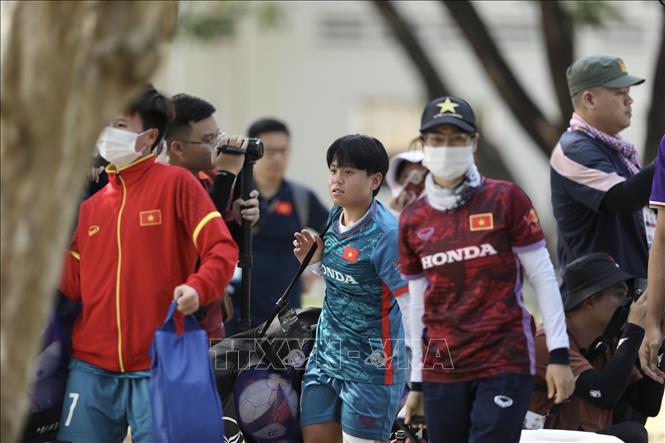 Đúng 14h50’, đội tuyển bóng đá nữ Việt Nam có mặt tại sân Nipes. Ảnh: Minh Quyết - TTXVN