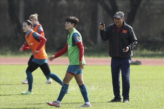 HLV trưởng Mai Đức Chung luôn theo sát các cầu thủ trong buổi tập luyện. Ảnh: Minh Quyết - TTXVN