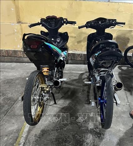  Đa số các xe của các đối tượng đều không gắn biển số và tự chế một số bộ phận của xe. Ảnh TTXVN  phát