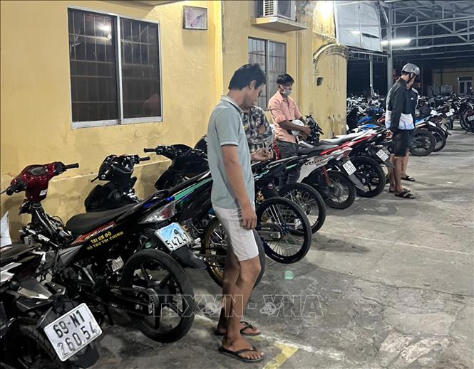  Các đối tượng tại cơ quan Cảnh sát giao thông, trật tự thành phố SócTrăng. Ảnh TTXVN  phát