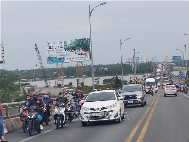 Phương tiện giao thông từ các tỉnh miền Tây qua cầu Rạch Miễu trở về thành phố Hồ Chí Minh bắt đầu tăng. Ảnh: Chương Đài - TTXVN