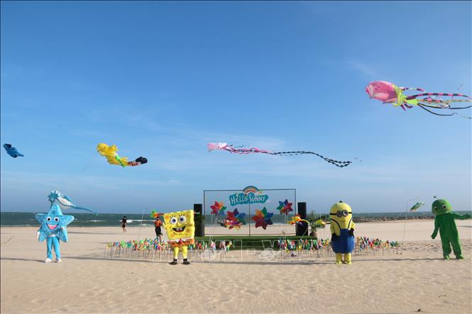 A kite flying festival is held on May 1 along the beach of Phan Thiet resort city in the south central province of Binh Thuan. VNA Photo: Nguyễn Thanh